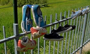 scarpe, ringhiera, mollette, appese, prato, lacci, erba, recinzione, paia