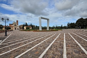 piazza, chiesa, lampione, linee, nuvole, monumento, pietre, arco, cielo