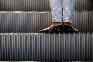 scarpe, scala, pantaloni, piedi, gradini, mobile, jeans, donna, scale, righe, metallo, nere, scalini, ballerine, gambe, puntini