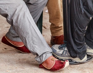 scarpe, piedi, pantaloni, gambe, rosso, grigio, lacci, calzature