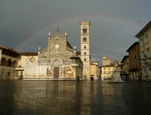 piazza, chiesa, arcobaleno, campanile, pioggia, bagnato, statua, passanti