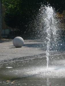 acqua, fontana, sfera, palla, spruzzo, gocce, zampillo, piazza, alberi, getto
