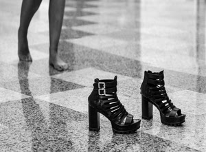 scarpe, piedi, pavimento, tacchi, bianconero, due, gambe, scalza, sandali, nero