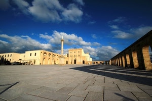 nuvole, cielo, piazza, archi, ombre, finestre, colonna, chiesa, torre, ombra, azzurro, panorama, blu, mattoni, prospettiva, case