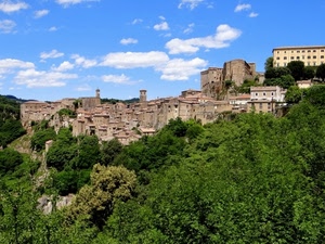 verde, case, nuvole, alberi, cielo, paese, borgo, bosco, panorama, campanili, piante, castello, palazzo, città, rocca, storico