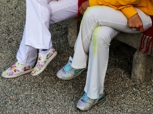 scarpe, gambe, pantaloni, bianco, due, panchina, piedi