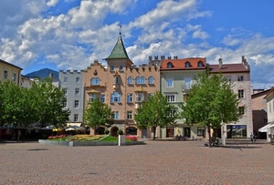 piazza, alberi, nuvole, case, aiuola, finestre, cielo