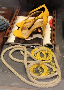 giallo, scarpe, corda, filo, rivista, giornale, tacco, tacchi