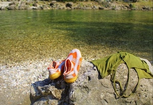 acqua, scarpe, sasso, verde, roccia, vestiti, ombra, arancione, canottiera