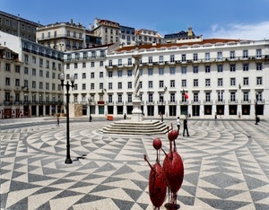 piazza, lampione, finestre, palazzi, cielo, monumento, sculture, colonna, triangoli, persone, geometrie, geometrico, bianco, rosso, pavimentazione