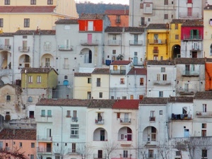 finestre, case, tetti, archi, balconi, giallo, rosso, borgo, colori