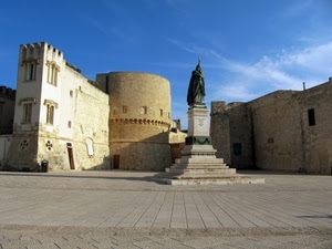 piazza, monumento, castello, statua, torre, cielo, merli, basamento, torri