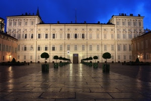 palazzo, piazza, finestre, notturno, notte, piante, alberi, ingresso, blu, luci