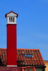 tetto, cielo, rosso, tegole, comignolo, azzurro, coppi, camino, lucernario, bandiera, panni, bianco, bucato, casa