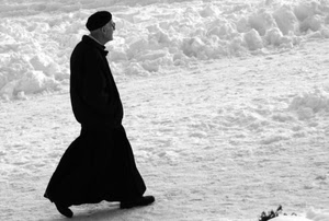 neve, prete, nero, cappello, bianco, bianconero, sacerdote, inverno, uomo, tonaca, abito, passante, camminare, cumuli