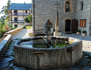 fontana, croce, acqua, porta, zampilli, finestre, rubinetti, getti, pietra, case