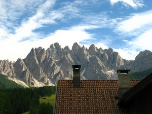 tetto, comignoli, nuvole, cielo, montagna, montagne, alberi, tegole, rocce, prato, verde, bosco