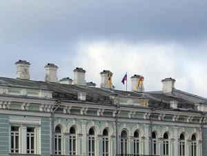 finestre, bandiere, comignoli, palazzo, cielo, tetto, archi