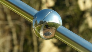 sfera, riflesso, acciaio, sfocato, metallo, asta, verde, lucido, persona