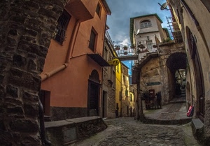 case, finestre, arco, cielo, vicolo, borgo, scale, strada, porte, portone, vasi, vicoli, terrazze, palazzi, nuvole, giallo