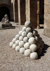palle, sfere, leone, archi, pietre, pietra, piramide, statua, cortile