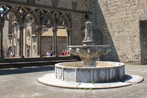 fontana, archi, colonne, piazza, persone, chiesa, mascheroni, gradini, vasca, acqua, leoni