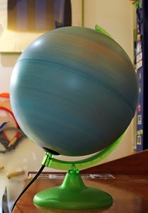 mappamondo, verde, sfera, filo, scrivania, tavolo, rotazione, globo, stanza, lampada, azzurro, palla, girare