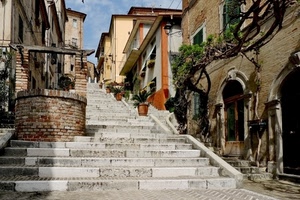 pozzo, scalinata, finestre, case, gradini, rampicante, vasi, scale, scala, mattoni, scalini, paese, salita, portone, cielo, porte, archi, piante