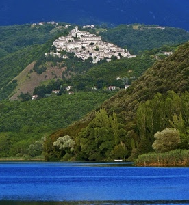 alberi, lago, verde, blu, montagna, acqua, campanile, case, borgo, azzurro, bosco, collina, mare, montagne, paese, panorama, vegetazione, erba, chiesa