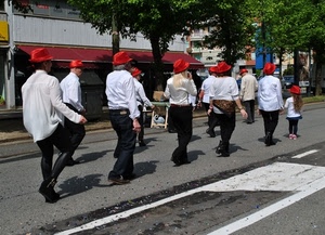 rosso, cappelli, strada, sfilata, bianco, alberi, bambina, persone, verde, donne, camicie, parata, manifestazione, strisce
