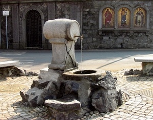 fontana, botte, acqua, rubinetto, piazza, mosaici, panchine, pietra
