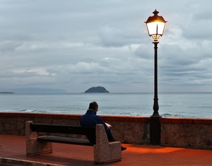 mare, panchina, lampione, isola, cielo, luce, nuvole, muretto, acqua, uomo, lettura, marciapiede, persona