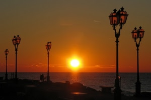 mare, lampioni, tramonto, sole, acqua, cielo, controluce, arancione, nuvole, rosso