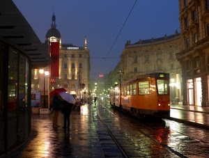 pioggia, tram, ombrelli, luci, binari, città, notturno, rotaie, palazzi, notte, persone, bagnato, sera, strada, ombrello