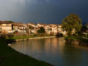 fiume, acqua, case, alberi, albero, cielo, borgo, nuvole, paese, maltempo, palazzi, riflesso