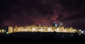 notte, luci, notturno, nuvole, campanile, borgo, panorama, cielo, case, paese, cupola, chiesa, lampioni, rosso, città