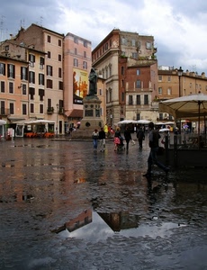 pioggia, piazza, pozzanghera, riflesso, case, monumento, statua, palazzi, mercato