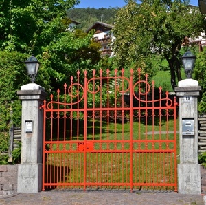 cancello, lampioni, rosso, alberi, verde, colonne, erba, citofono, piante, ferro, villa, prato, numero, case, parco, punte, giardino, casa, civico, piloni