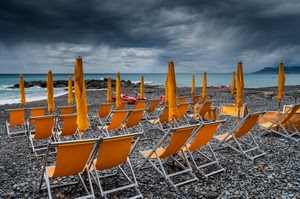 mare, spiaggia, ombrelloni, sdraio, nuvole, arancione, giallo, maltempo, cielo, sedie, sdraie