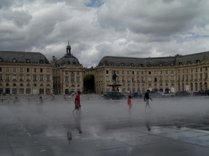 nuvole, piazza, palazzi, persone, passanti, acqua, nebbia, pioggia, riflessi, fontana, riflesso