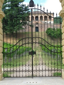 cancello, villa, alberi, piante, archi, ferro, serratura, giardino, balaustra, scale, verde, ingresso, lucchetto, cielo, scalinate, catena