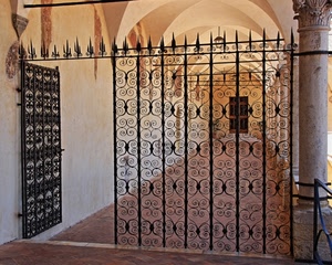 cancello, colonne, ferro, porta, archi, aperto, corridoio, spirali, geometrie, volte, portico, pavimento, chiostro, colonna