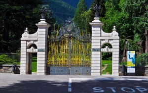 cancello, alberi, stop, strada, verde, parco, pilastri, scritta, villa, ferro