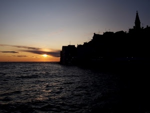 sole, tramonto, mare, campanile, controluce, silhouette, nuvole, cielo, acqua, paese, onde, antenne, alba, giallo, città, azzurro, rosso