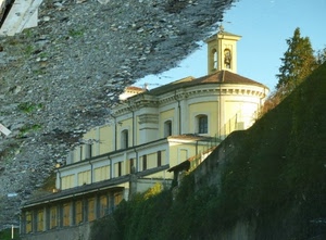 campanile, chiesa, riflesso, finestre, pozzanghera, acqua, giallo, albero, alberi, verde, strada, riflessi, campane, sassi, ghiaia