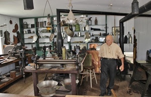 artigiano, uomo, attrezzi, bottega, lavoro, anziano, sgabello, artigianato, tavolo, antichità