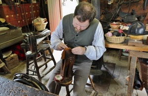 artigiano, bottega, lavoro, attrezzi, cesti, mani, uomo, sgabello, tavolo, calzolaio, ciabattino