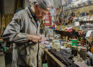 artigiano, barattoli, attrezzi, mani, occhiali, lavoro, cappello, falegname, artigianato, camice, bottega, legno, colla