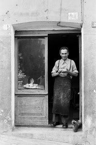 vetrina, uomo, artigiano, bianconero, calzolaio, grembiule, negozio, porta, scarpa, scarpe, bottega, vetro