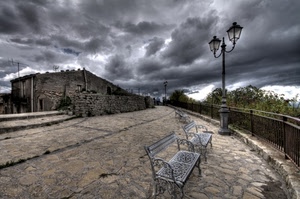 panchine, nuvole, ringhiera, lampioni, lampione, casa, pietre, piazza, muro